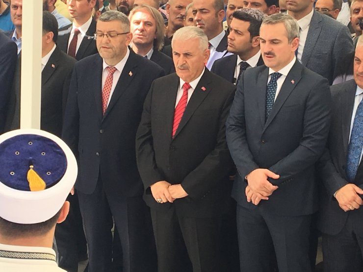 Binali Yıldırım Yengesinin Cenaze Törenine Katıldı