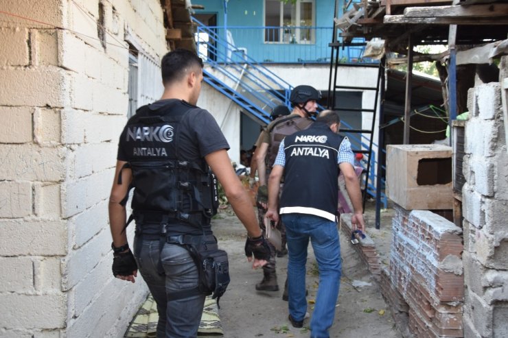 Antalya’da Uyuşturucu Operasyonu: 30 Gözaltı