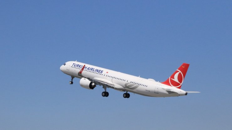 Türk Hava Yollarının İlk Uçağı Yeni Havalimanına İndi
