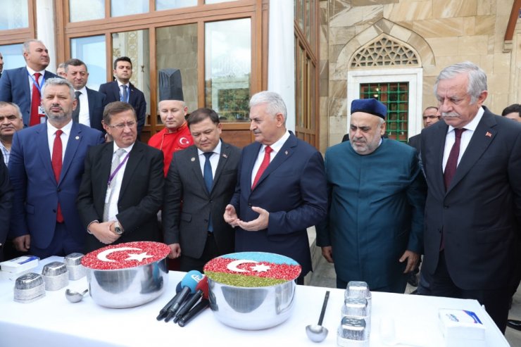 Binali Yıldırım Azerbaycan’da Aşure Dağıttı