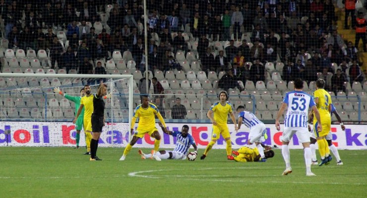 Ankaragücü 10 Kişiyle 3 Puanı Kaptı