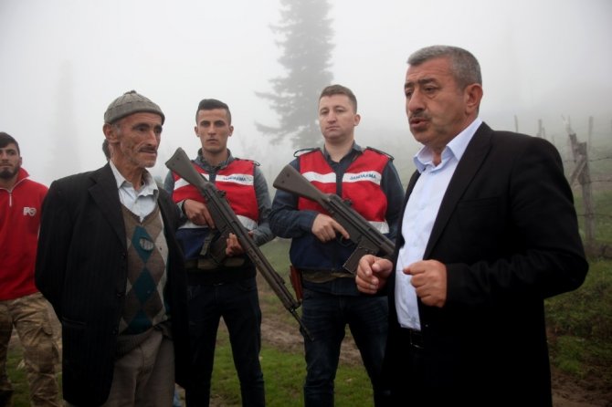 Tek Tek Yayla Evlerini Dolaştılar; 