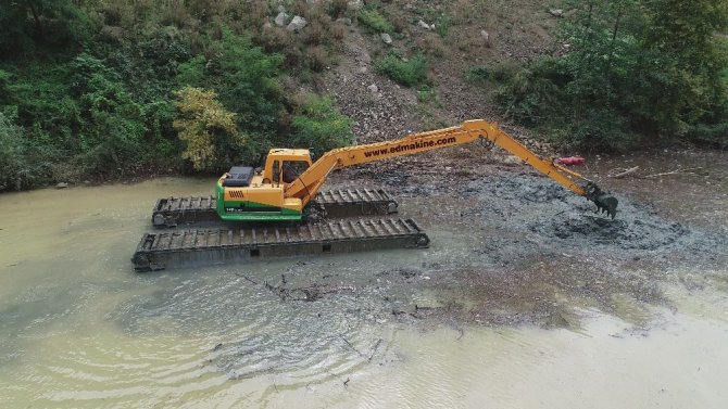 Sera Gölü’nü Yüzen Kepçe İle Temizliyorlar