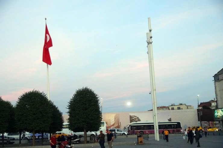İstanbul’da Dolunay Kartpostallık Görüntüler Oluşturdu