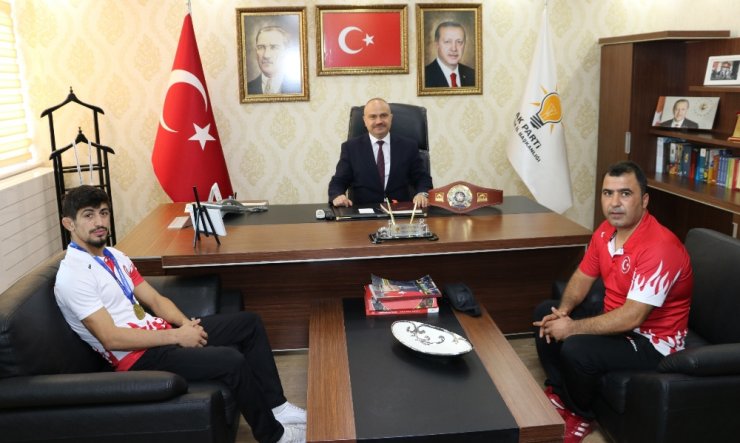 Dinlenmek İçin Uzandığı Minderde Dünya Şampiyonu Oldu
