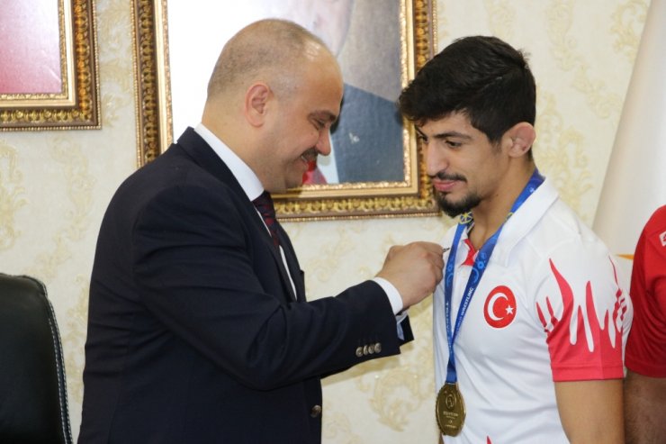 Dinlenmek İçin Uzandığı Minderde Dünya Şampiyonu Oldu