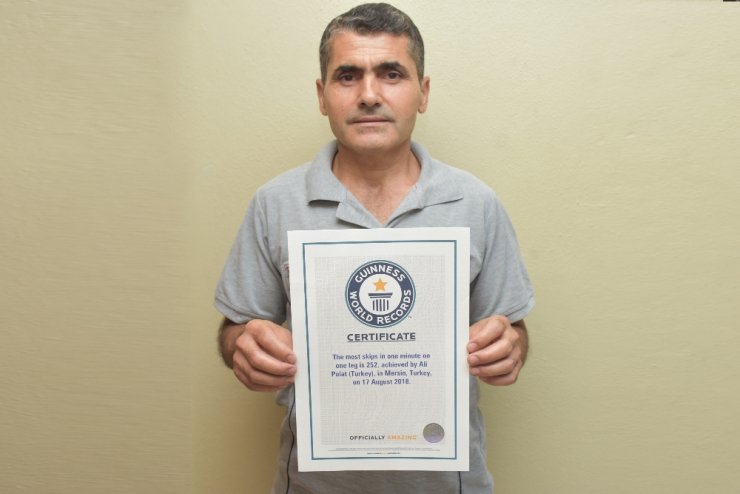 Tek Ayakla 1 Dakikada 252 Kez İp Atlayarak Rekor Kırdı