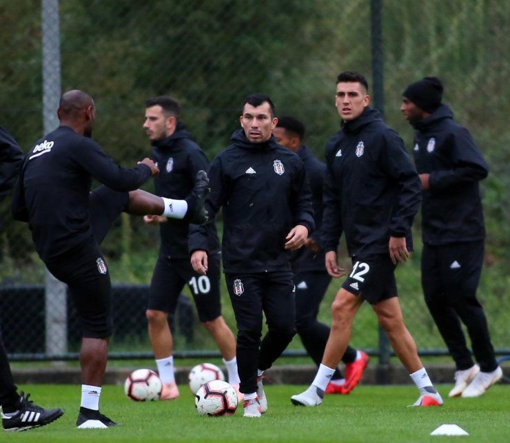 Beşiktaş, Sağanak Yağmur Altında Çalıştı