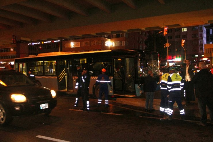 Halk Otobüsü Köprünün Ayağını Çarptı