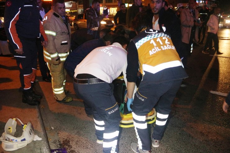 Halk Otobüsü Köprünün Ayağını Çarptı