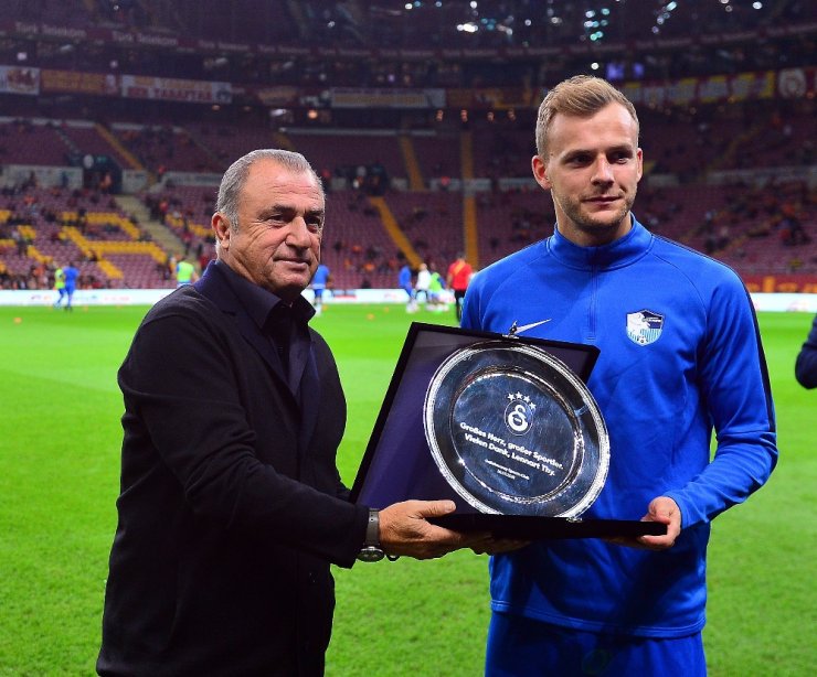 Galatasaray’dan Bb Erzurumspor’lu Futbolcu Lennart Thy’e Plaket