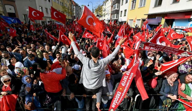 Avrupa’da Yaşan Türkler Köln’e Akın Etti
