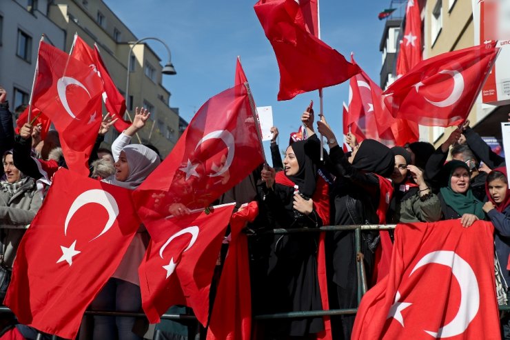 Avrupa’da Yaşan Türkler Köln’e Akın Etti
