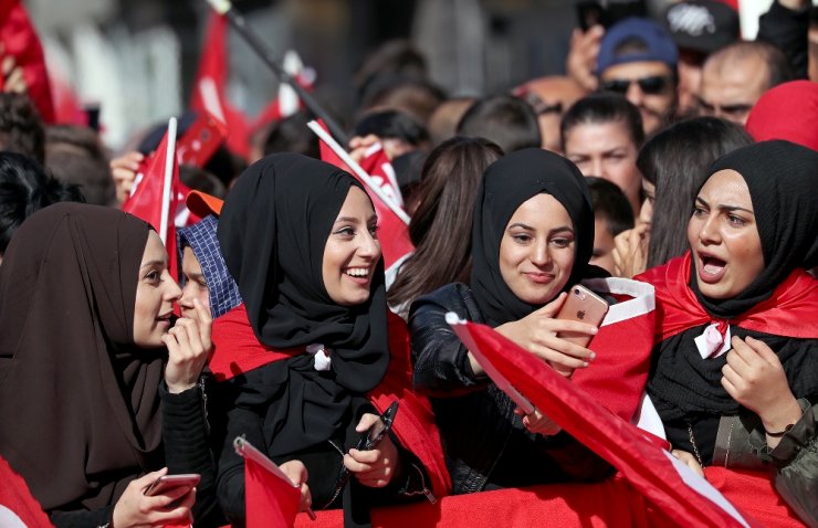 Avrupa’da Yaşan Türkler Köln’e Akın Etti