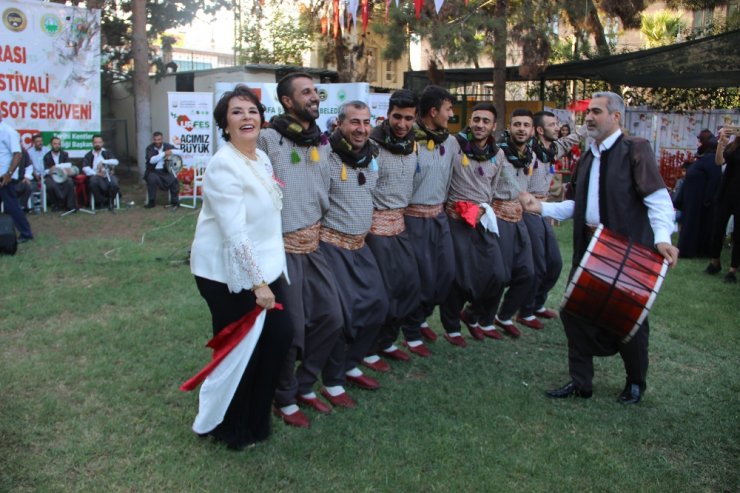 Şanlıurfa’da Hülya Koçyiğit Çiğ Köfte Yoğurup Halay Çekti