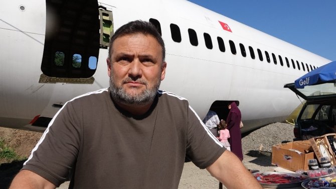 Trabzon’da Pistten Çıkan Uçağı Pazar Yerinde Gören Pazarcılar Ne Yapacağını Şaşırdı