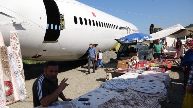 Trabzon’da Pistten Çıkan Uçağı Pazar Yerinde Gören Pazarcılar Ne Yapacağını Şaşırdı