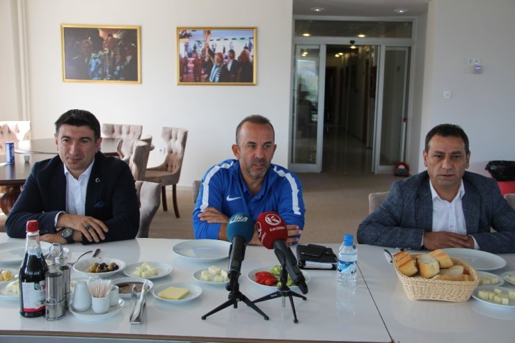 Mehmet Özdilek’le Sözleşme İmzalandı