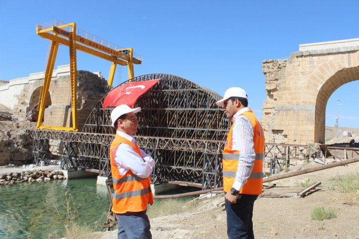 Bin 800 Yıllık Köprünün İki Yakası Birleşiyor