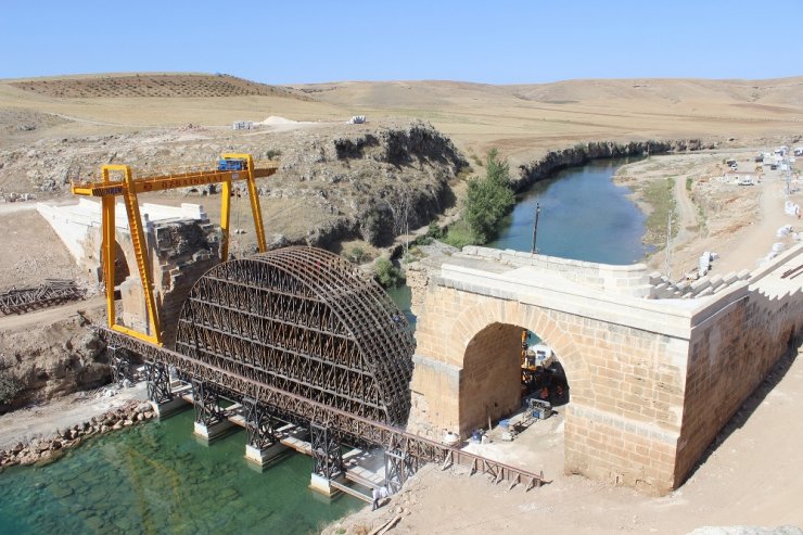 Bin 800 Yıllık Köprünün İki Yakası Birleşiyor