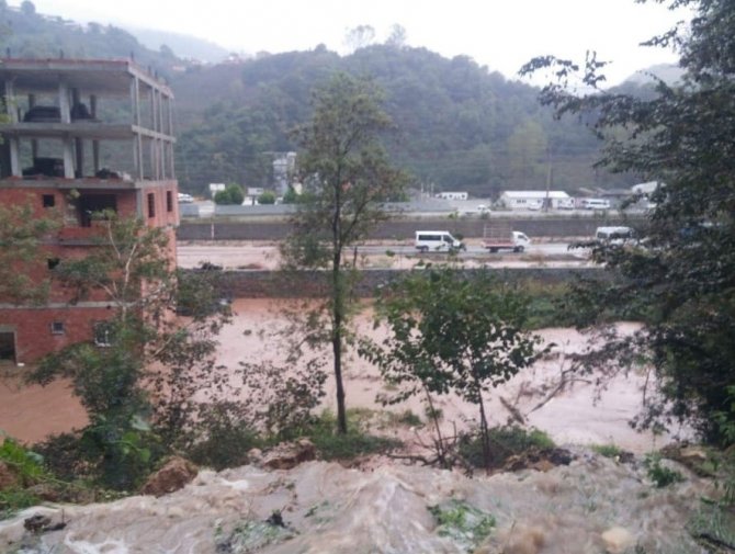 Trabzon’da Sağanak Yağış Etkili Oluyor
