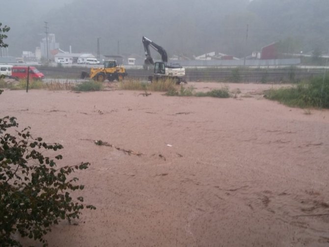 Trabzon’da Sağanak Yağış Etkili Oluyor
