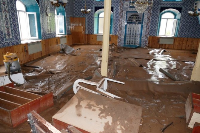 Başkan Gümrükçüoğlu Araklı’daki Sel Bölgesinde İncelemelerde Bulundu