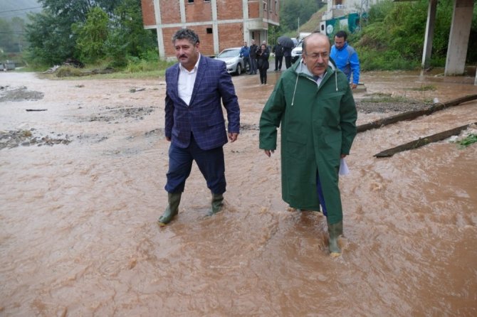 Başkan Gümrükçüoğlu Araklı’daki Sel Bölgesinde İncelemelerde Bulundu