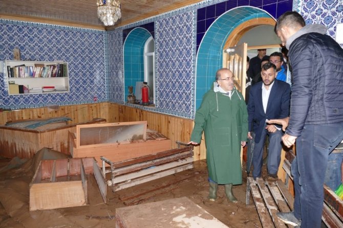 Başkan Gümrükçüoğlu Araklı’daki Sel Bölgesinde İncelemelerde Bulundu