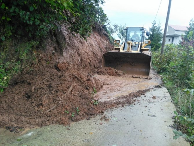 Trabzon’da Heyelan Kaldırma Ve Temizlik Çalışmalarına Devam Ediliyor