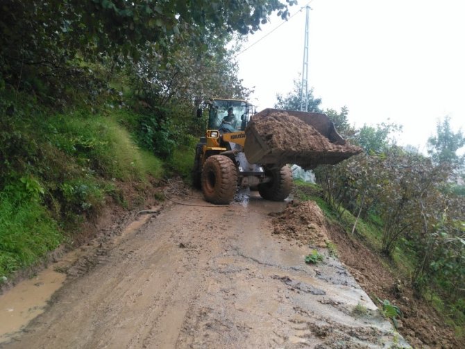 Trabzon’da Heyelan Kaldırma Ve Temizlik Çalışmalarına Devam Ediliyor