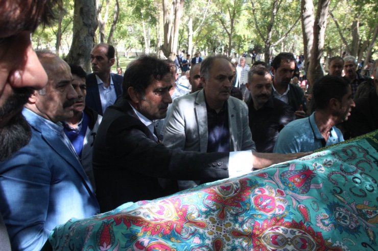 Ünal Karaman Annesine Veda Etti