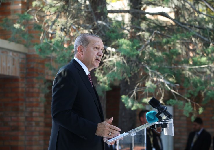 Macaristan’da Gül Baba Türbesini Açtı