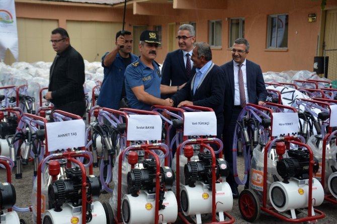 Gümüşhane’de Üreticilere 180 Adet Süt Sağım Makinesi Dağıtıldı
