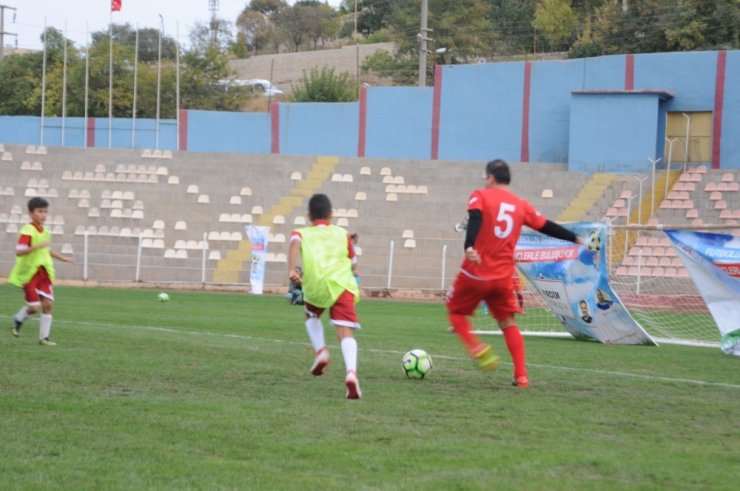 Efsaneler Mardin’de Gençlerle Sahaya Çıktı