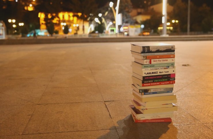 Kitapları Sokaklarda Yürüttüler