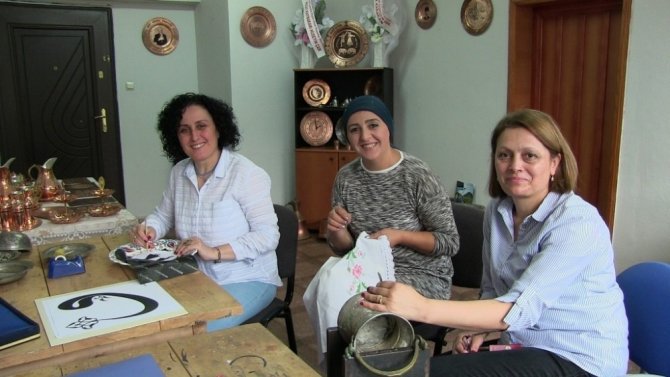 Bir Yandan Dantele Diğer Yandan Bakıra Motif Veriyorlar