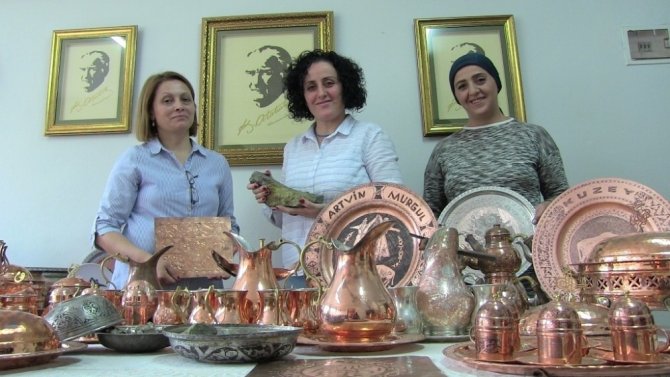 Bir Yandan Dantele Diğer Yandan Bakıra Motif Veriyorlar