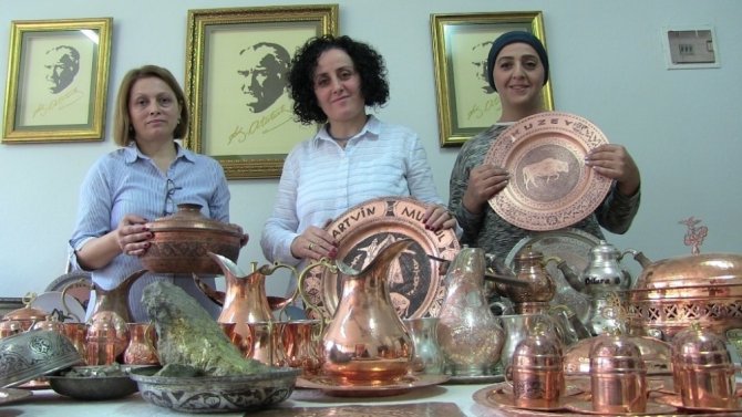 Bir Yandan Dantele Diğer Yandan Bakıra Motif Veriyorlar