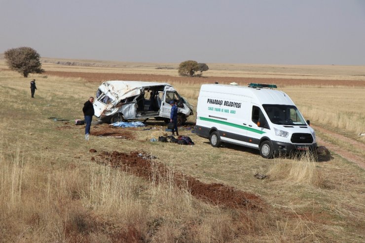 Göçmenleri Taşıyan Minibüsün Şoförü Uyudu: 2 Ölü, 23 Yaralı