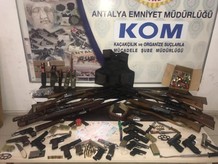 Antalya’da Suç Örgütü Operasyonu: 22 Gözaltı