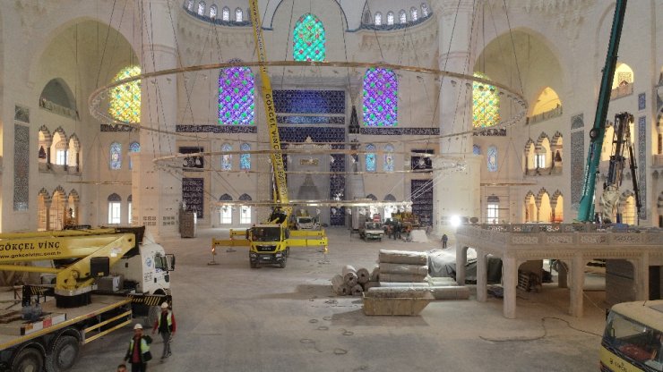 Çamlıca Camii’nin Devasa Avizesi Yerleştirildi