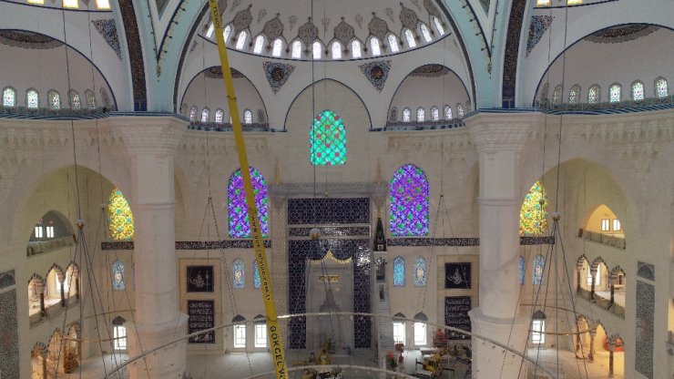 Çamlıca Camii’nin Devasa Avizesi Yerleştirildi