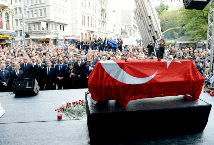 Ara Güler İçin Galatasaray Meydanı’nda Tören