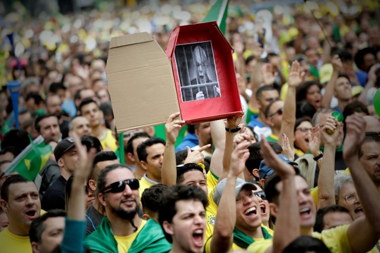 Brezilya’da Halk Sokaklara Döküldü