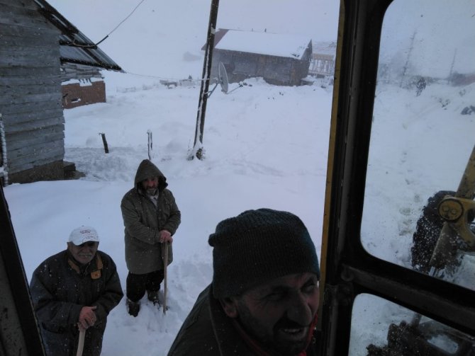 Kar Yağışı Nedeniyle Yaylada Mahsur Kalan 10 Kişi Kurtarıldı