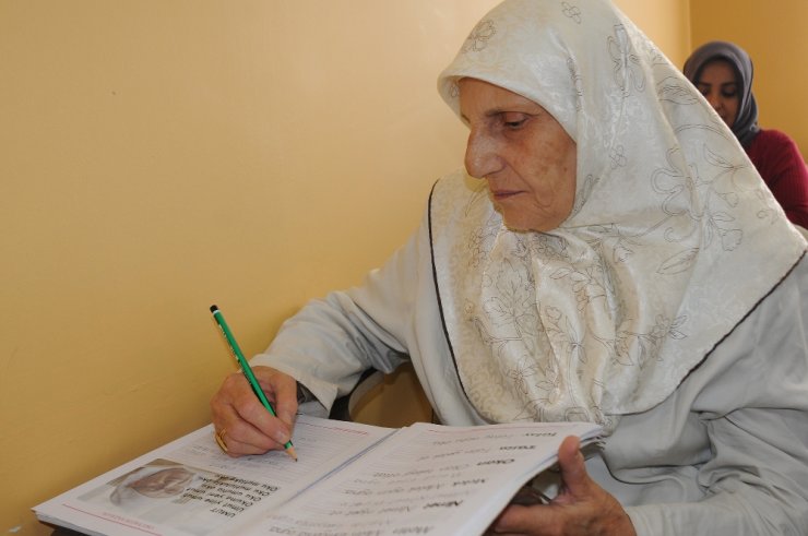 Oğluna Mektup Yazmak İçin 70 Yaşında Okuma Yazma Öğrendi