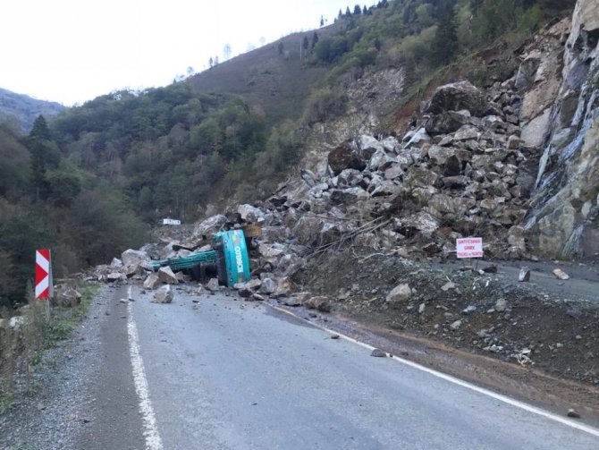 Giresun’da Taş Ocağında Meydana Gelen Heyelan İş Makinesini Yuttu