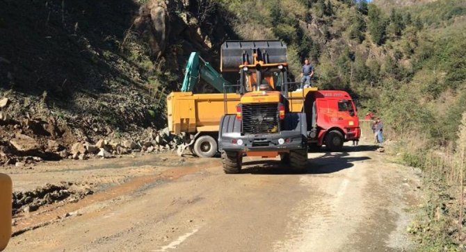 Giresun’da Heyelan Sonrası Kapanan Yolda Temizleme Çalışmaları Devam Ediyor