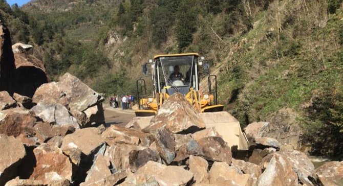 Giresun’da Heyelan Sonrası Kapanan Yolda Temizleme Çalışmaları Devam Ediyor